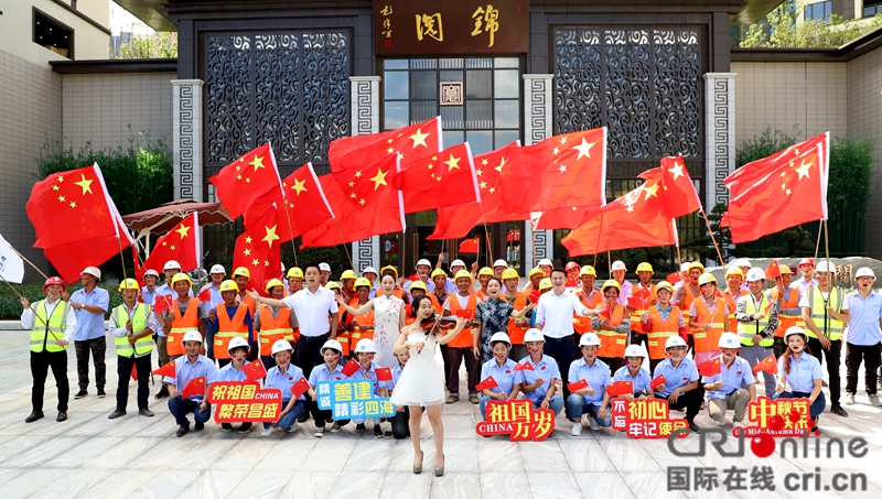 贵州遵义：歌声飘过工地   劳动者献歌祖国