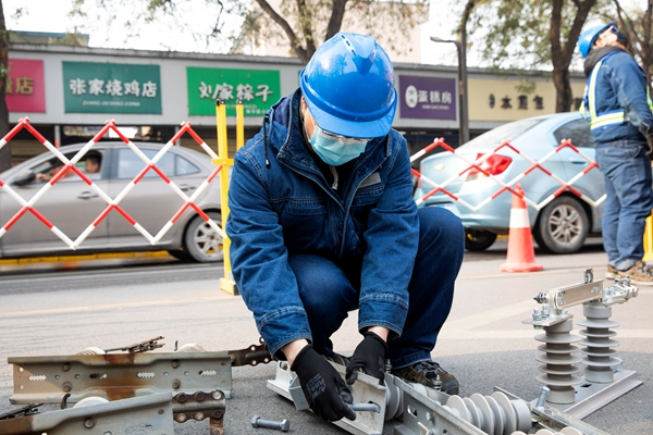 国网渭南供电公司：带电更换隔离开关 稳供电保民生_fororder_图片2