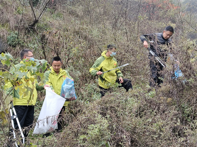 西安高新区：初冬终南染“白癣” 秦岭卫士清洁忙_fororder_图片4