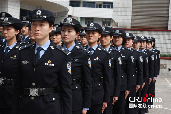 已过审【CRI专稿 图文】重庆特警举行春季大培训 射击攀降样样精通