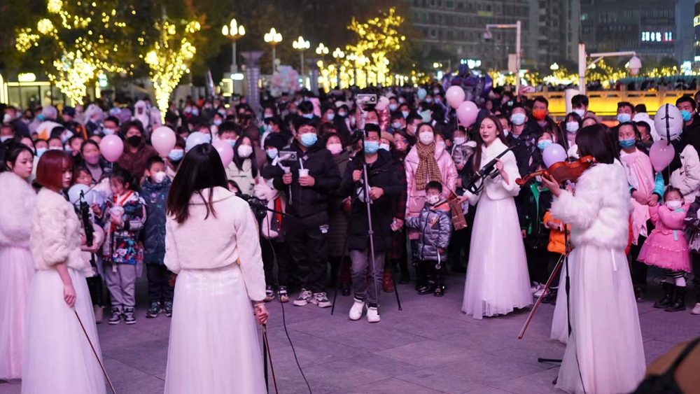 贵州毕节：点亮老城夜经济 街区展现新活力_fororder_2022年12月9日，市民在贵州省毕节市七星关区青年路的公园集市游玩。(罗大富 摄)  (2)