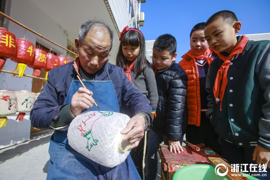 杭州：传承千年手艺 老匠人用1600只灯笼点亮西兴古镇