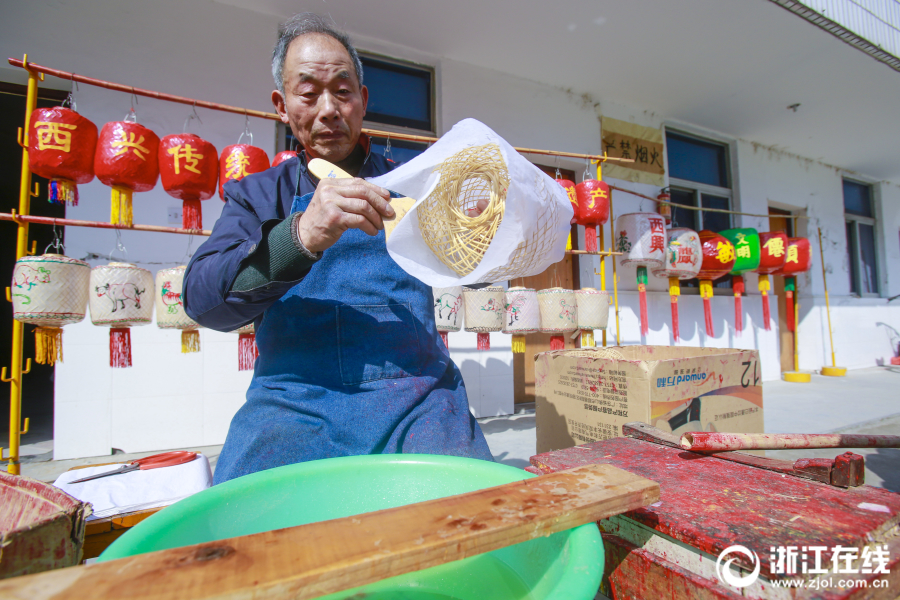 杭州：传承千年手艺 老匠人用1600只灯笼点亮西兴古镇