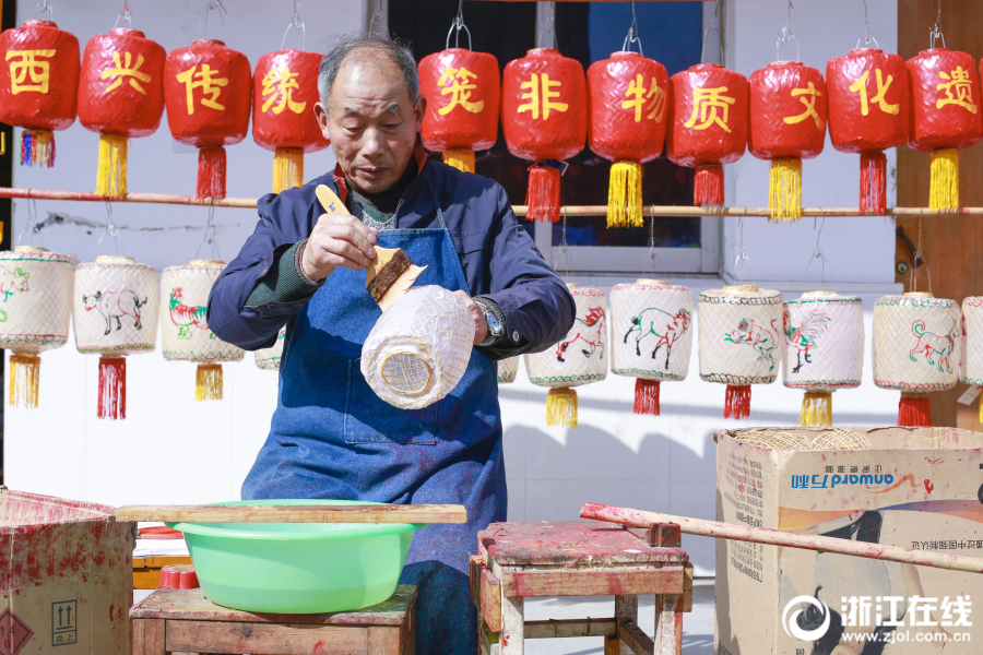 杭州：传承千年手艺 老匠人用1600只灯笼点亮西兴古镇