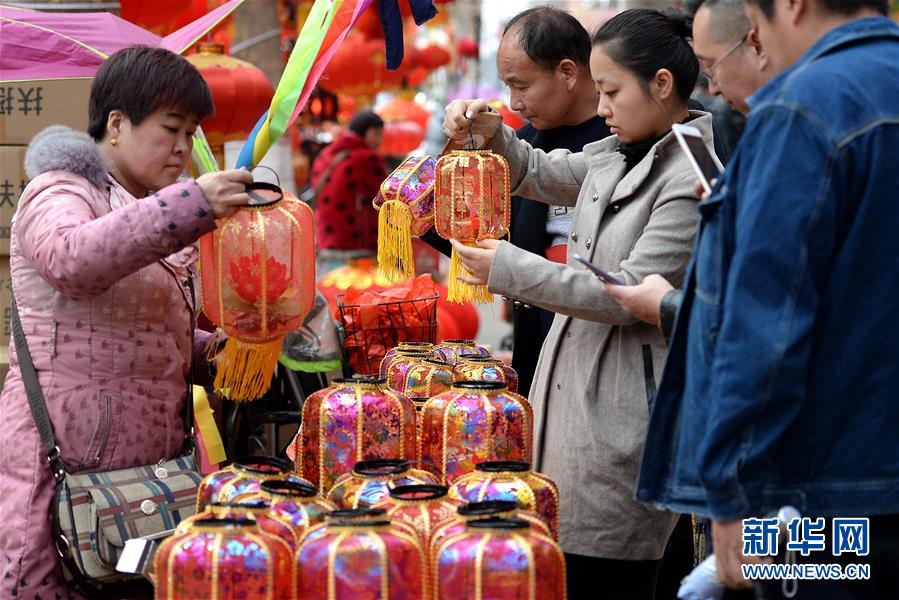 西安：元宵佳节临近 灯笼市场火爆