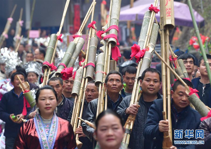 广西融水：苗族同胞欢庆百鸟衣节