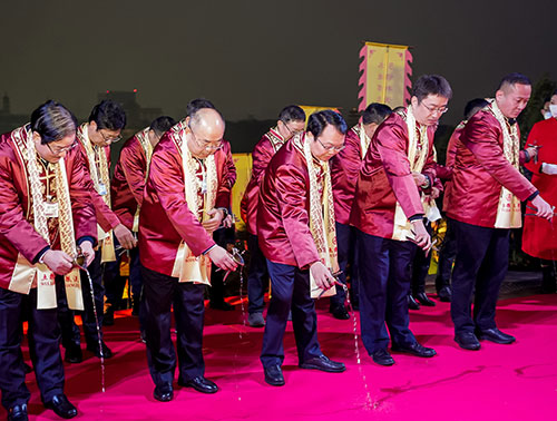 祭酒挥旗图片