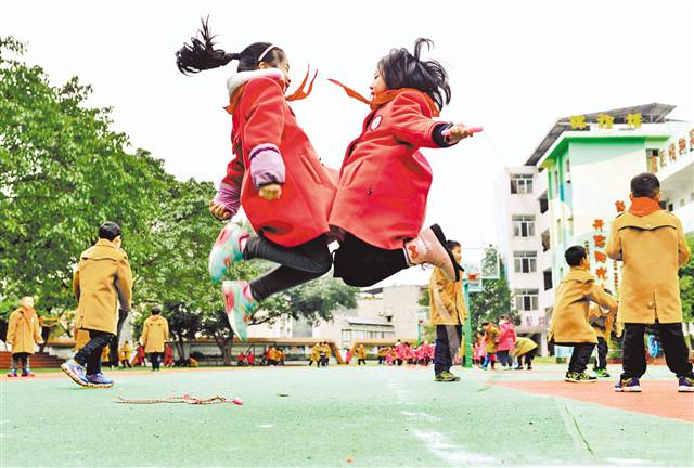 【科教 标题摘要】重庆要求各校确保学生每天一小时校园体育锻炼