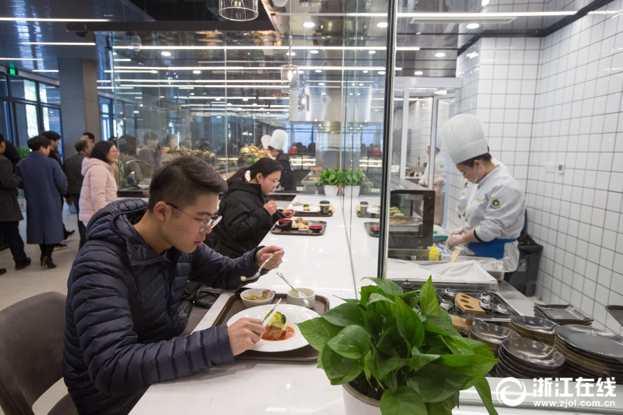 无感支付 浙大老食堂变身高颜值网红食堂