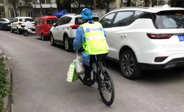 重庆渝北社区民警：骑行成风景 护民在路上_fororder_图片2