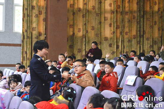 已过审【法制安全】巴南警方进小学：开展交通安全“开学第一课”