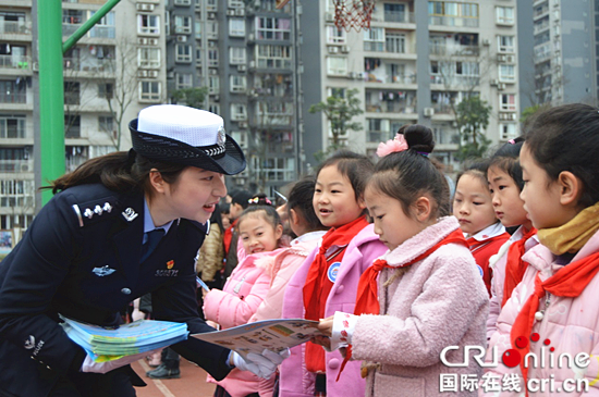 已过审【法制安全】巴南警方进小学：开展交通安全“开学第一课”