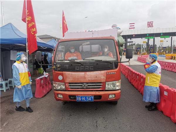 重庆市大足区三驱镇志愿者筑起“防疫高墙”_fororder_图片1