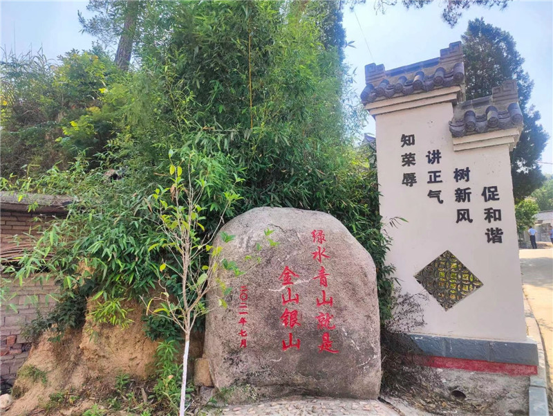 信阳市商城县冯店乡：“小石头”扮靓乡村“大环境”_fororder_充满文明元素的村口景观小品