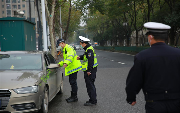 以“小切口”撬动“大服务” 武汉江岸交警倾心为民解难事办实事_fororder_图片4