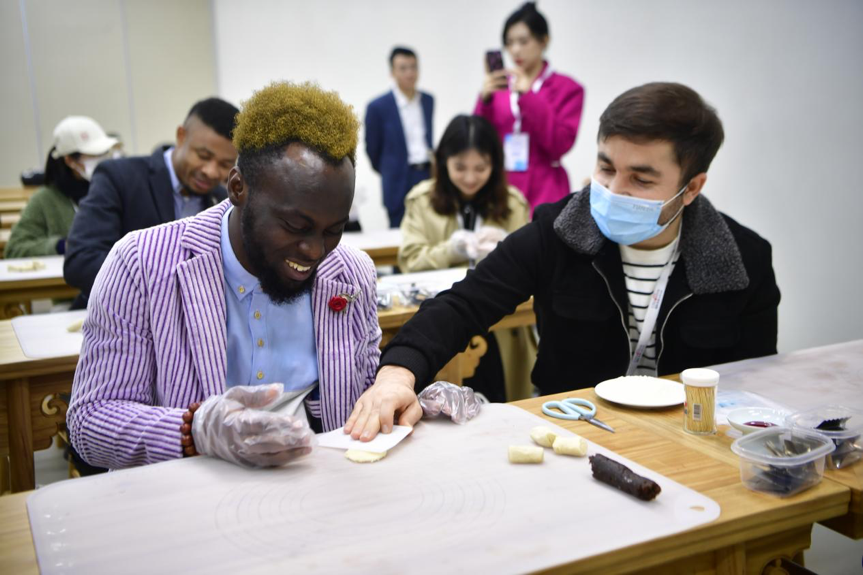 Participants of "Hi, Confucius" International Online Influencers' Study Tour in Nishan Try Making Pastries Originating from the Kong Family Mansion_fororder_图片 2