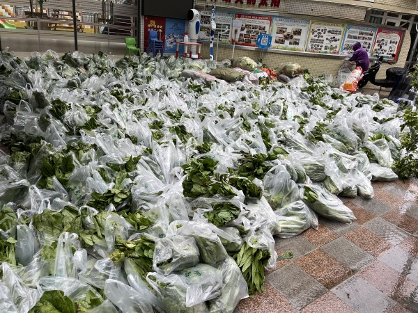 【原创】重庆沙坪坝：热心群众为辖区空巢老人送上10吨蔬菜 解决购买难题_fororder_图片5