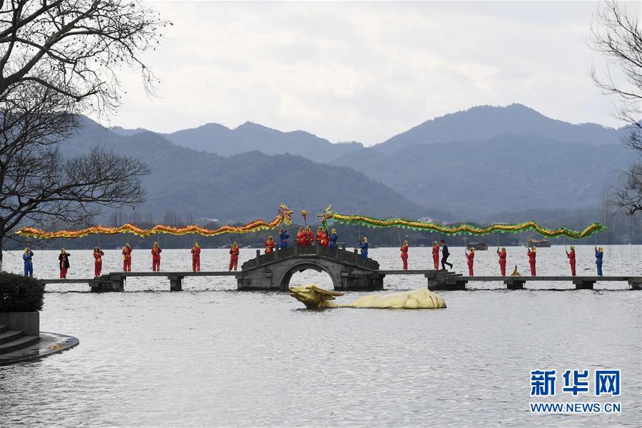 杭州：“龙狮”闹西湖