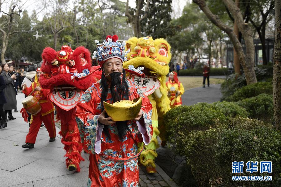 杭州：“龙狮”闹西湖