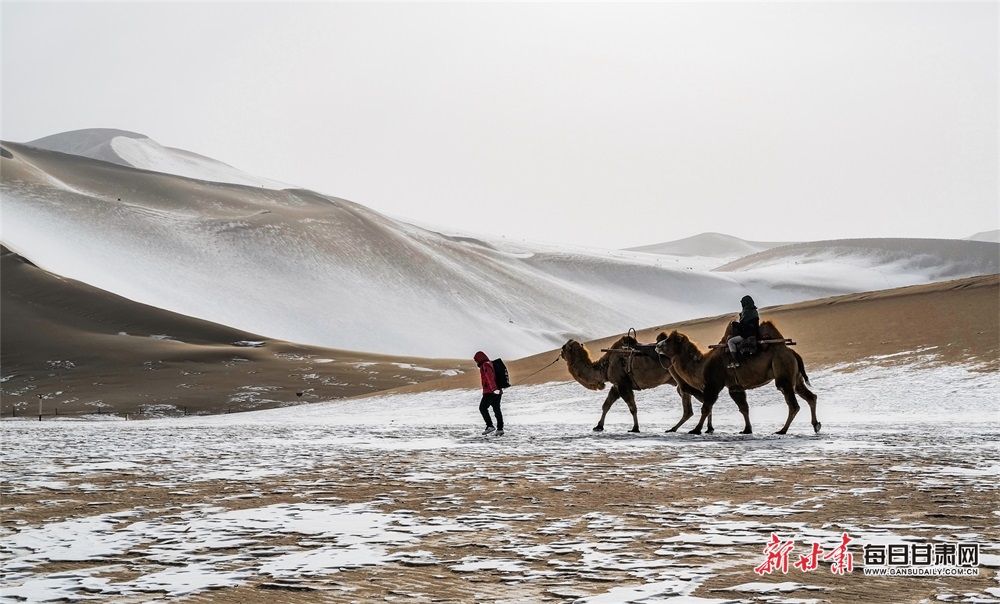 【轮播图】敦煌：沙雪交融绘大漠 碧波荡漾月牙泉_fororder_9