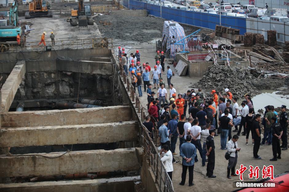 昆明在建地铁站被淹 被困12人全部救出