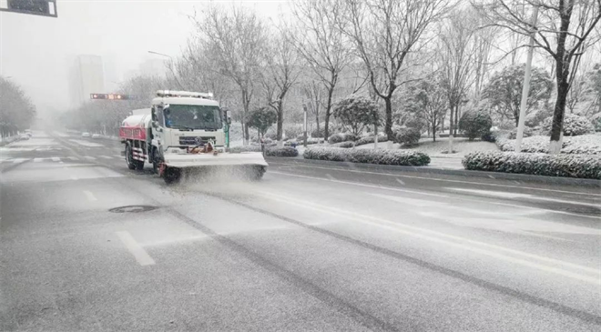 西安航天基地“闻雪而动” 各种“除雪神器”扫除道路安全隐患_fororder_图片21