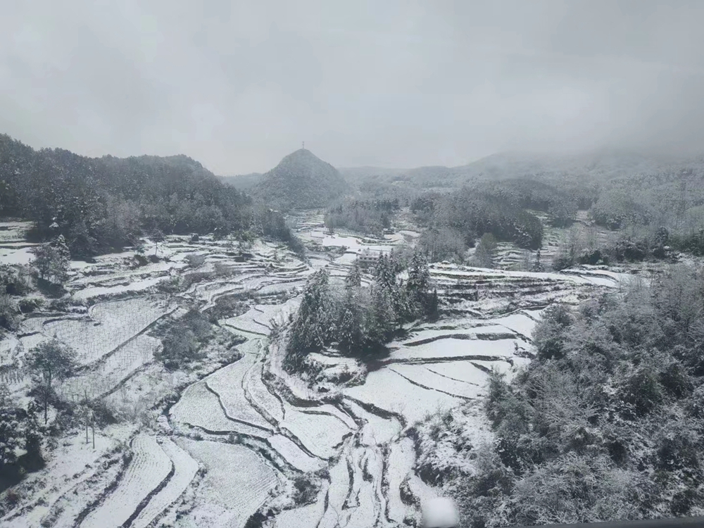 贵州多地迎降雪 白色大地景色美_fororder_36060f7e5aab8006f15663f259df42e