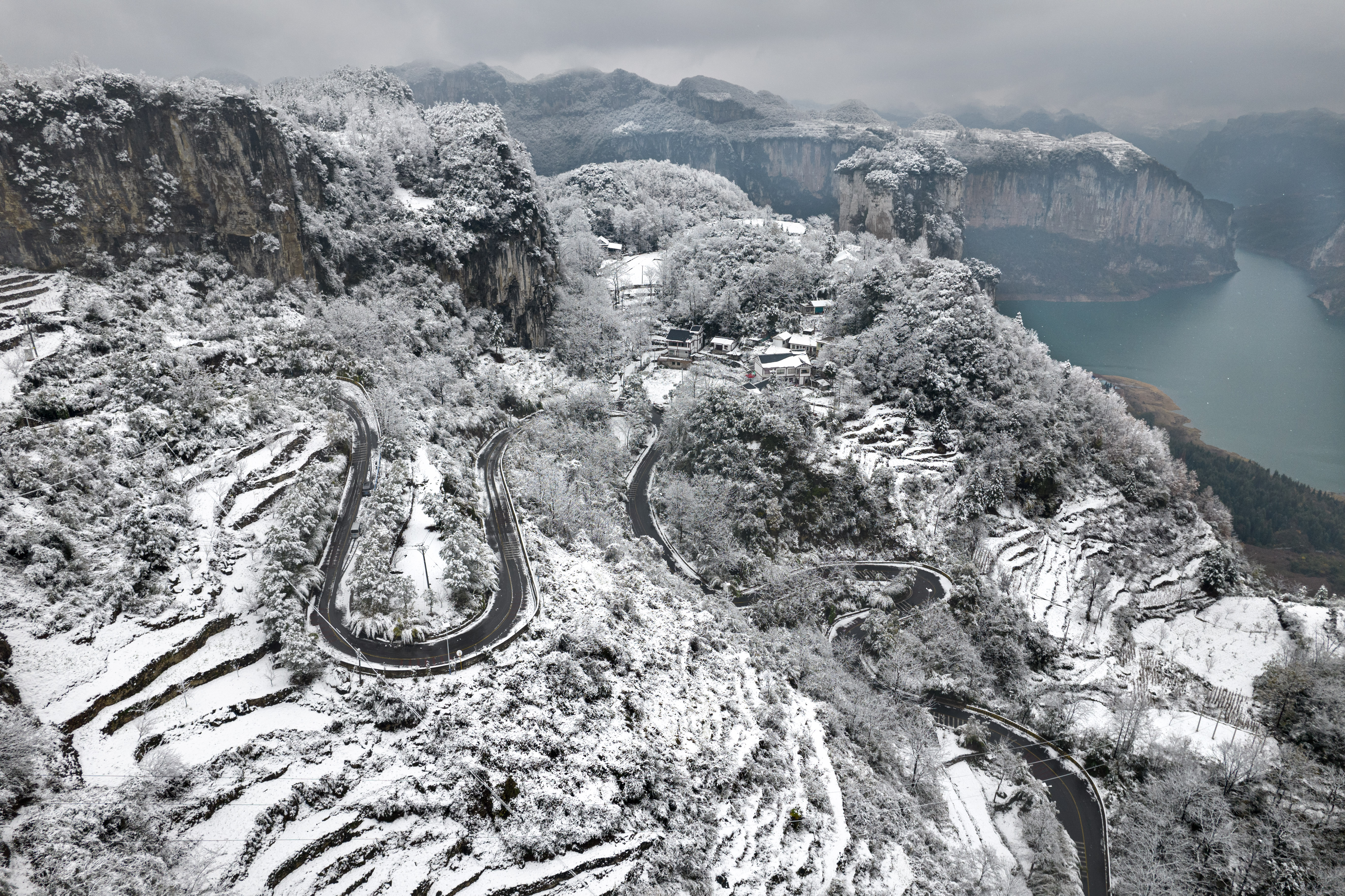 （供稿）贵州多地迎降雪 白色大地景色美_fororder_2022年12月28日拍摄的贵州省黔西市新仁苗族乡化屋村雪景（无人机照片）。DJI_0264.JPG