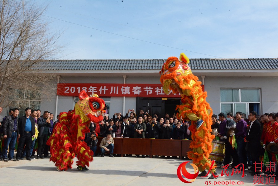 甘肃兰州：古梨园里年味正浓 社火表演助阵佳节