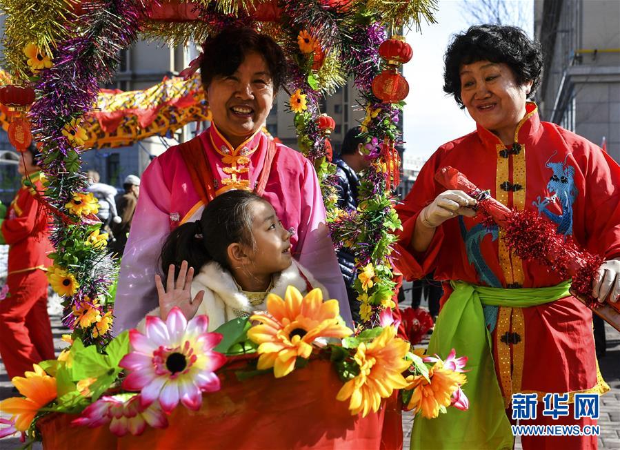 乌鲁木齐：热闹社火迎接元宵佳节