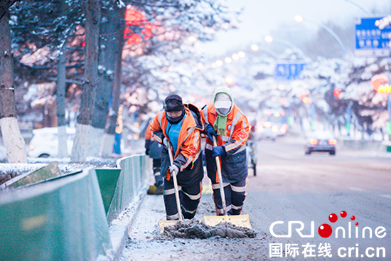 图片默认标题_fororder_5504.机械清理完的路面，还需要环卫工人人工二次清理残余部分。 吴庆年 摄影