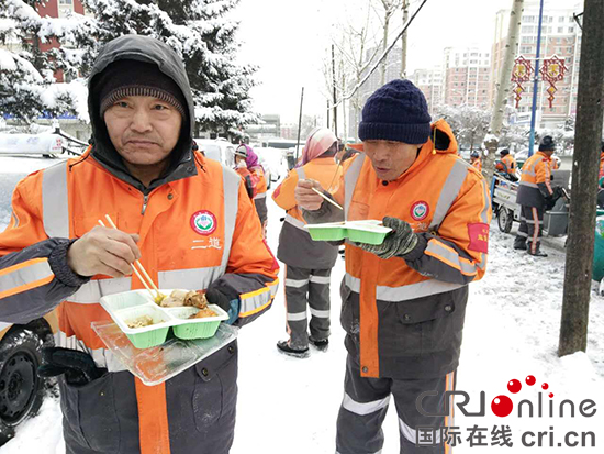 图片默认标题_fororder_5508.连续工作一夜的环卫工人在户外吃着盒饭。摄影 陈施