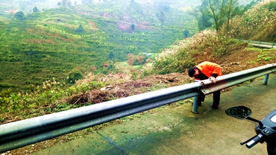 【区县联动】【万盛】万盛万东镇加大公路护栏维护 筑牢道路安全防线【区县联动　列表】万盛万东镇加大公路护栏维护