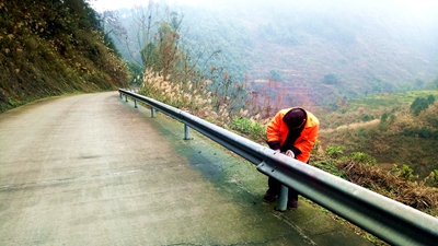 【区县联动】【万盛】万盛万东镇加大公路护栏维护 筑牢道路安全防线【区县联动　列表】万盛万东镇加大公路护栏维护