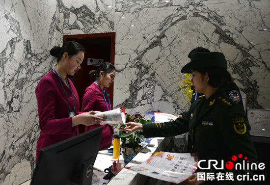 已过审【法制安全】渝北消防宣传进机场 为旅客平安出行添保障