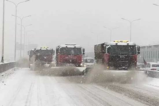 图片默认标题_fororder_550长春市绿园区快速路清雪现场。