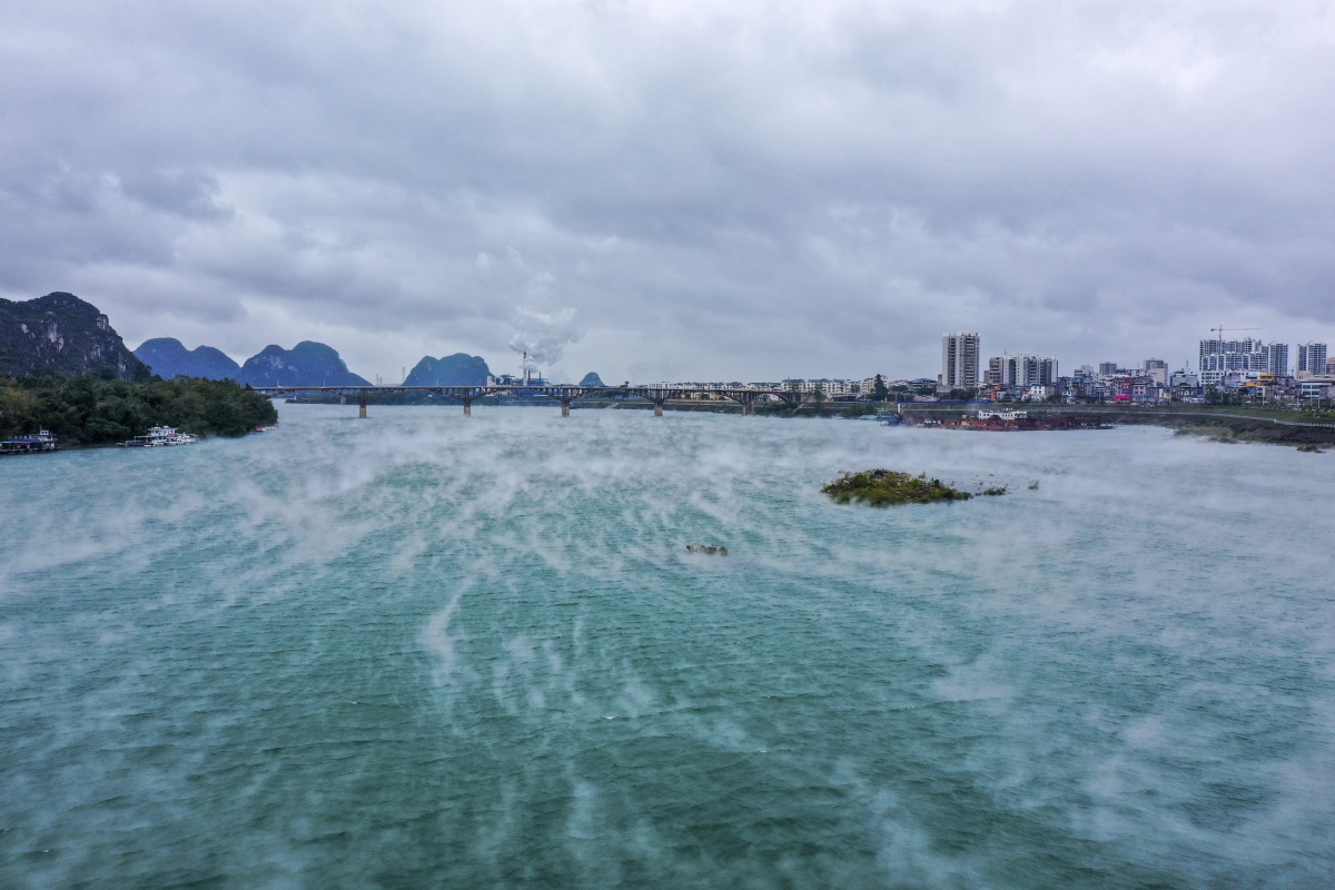 广西：河面水雾美 波上寒烟翠