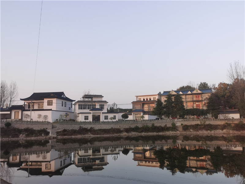 信阳商城：示范区乡村展新颜_fororder_村庄倒映碧水中