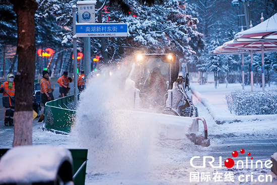 长春环卫系统彻夜未停清雪 确保交通畅通