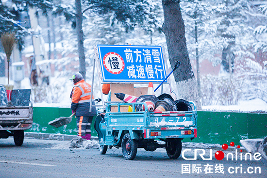 长春环卫系统彻夜未停清雪 确保交通畅通