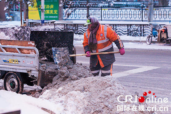 长春环卫系统彻夜未停清雪 确保交通畅通