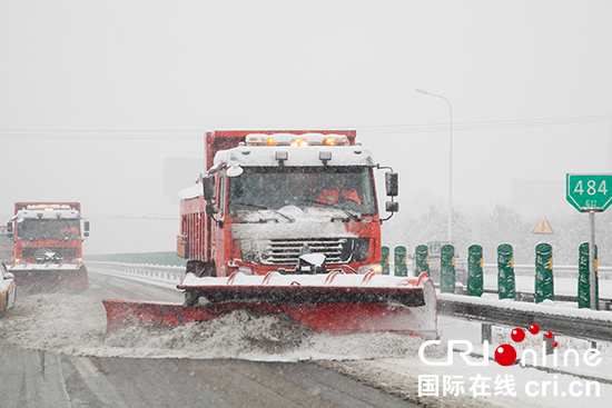 大雪袭来 吉林省高速公路全力除雪保畅通