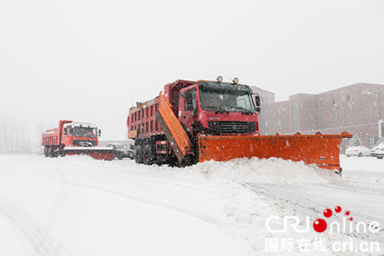 大雪袭来 吉林省高速公路全力除雪保畅通