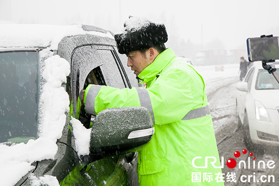 大雪袭来 吉林省高速公路全力除雪保畅通