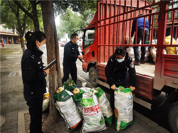 重庆涪陵警方“帮忙销、爱心购”多举措助农渡难关_fororder_图片1