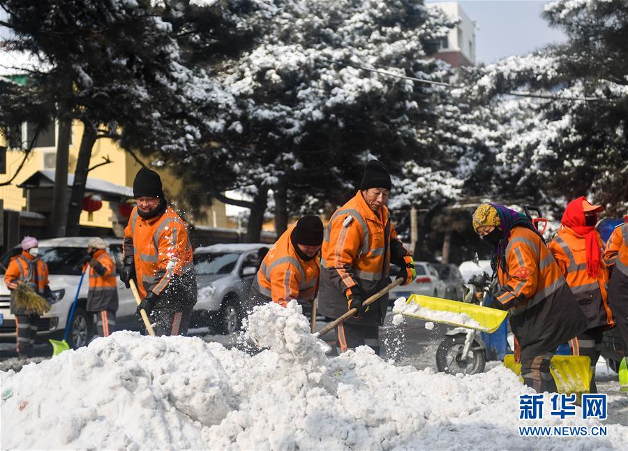 长春环卫工人清雪保路畅