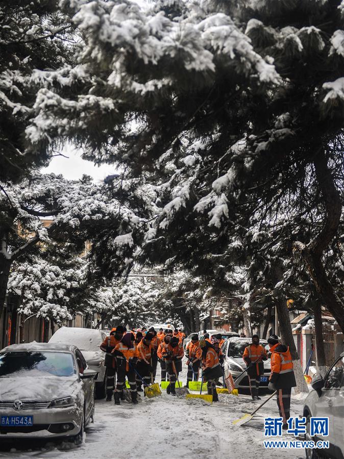 长春环卫工人清雪保路畅