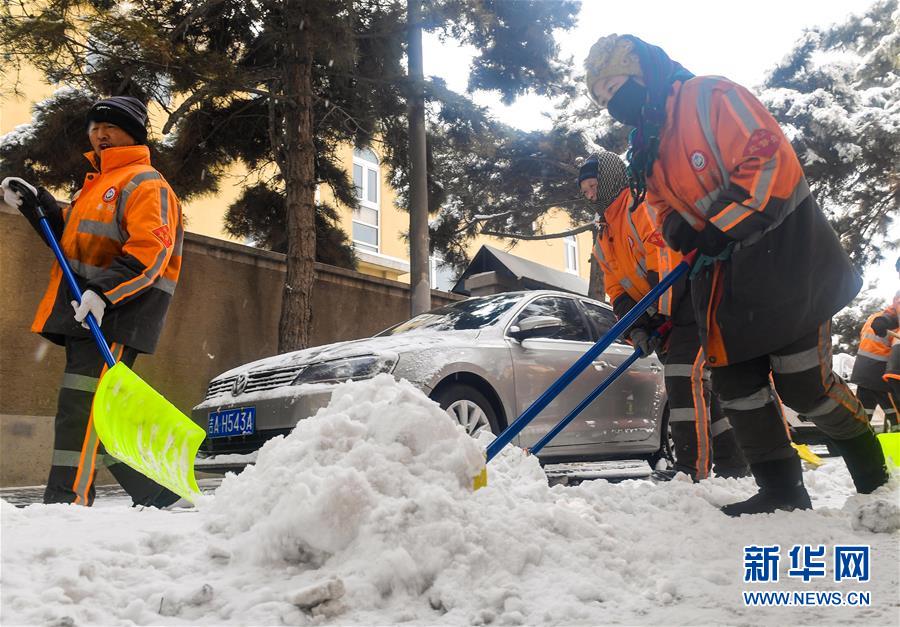 长春环卫工人清雪保路畅