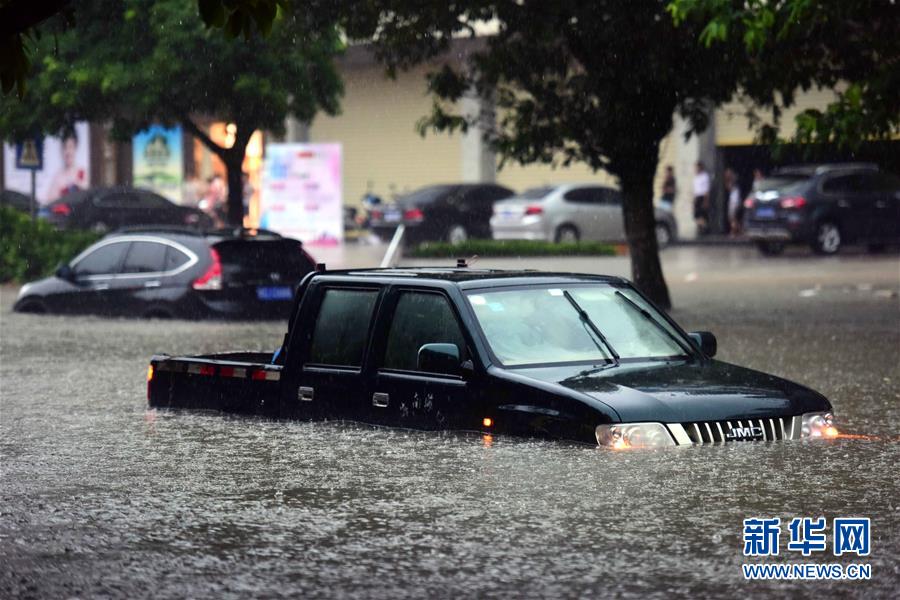 海南琼海突发雷雨大风天气