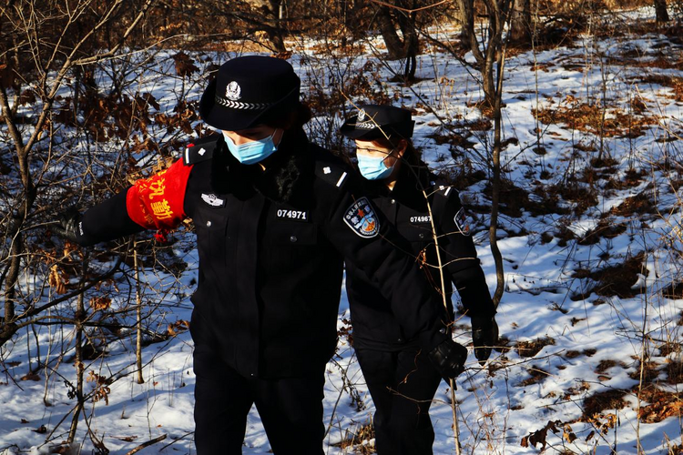 兴凯湖畔的女民警 中俄边境的“冰凌花”_fororder_图片5